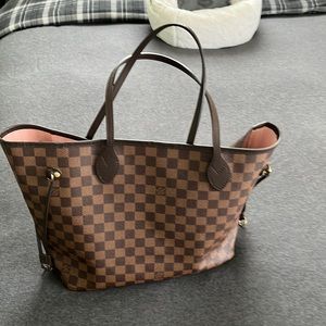 Louis Vuitton Never Full MM, only used a few times, comes with clutch.